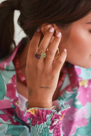 Bague dorée Nolan améthyste portée