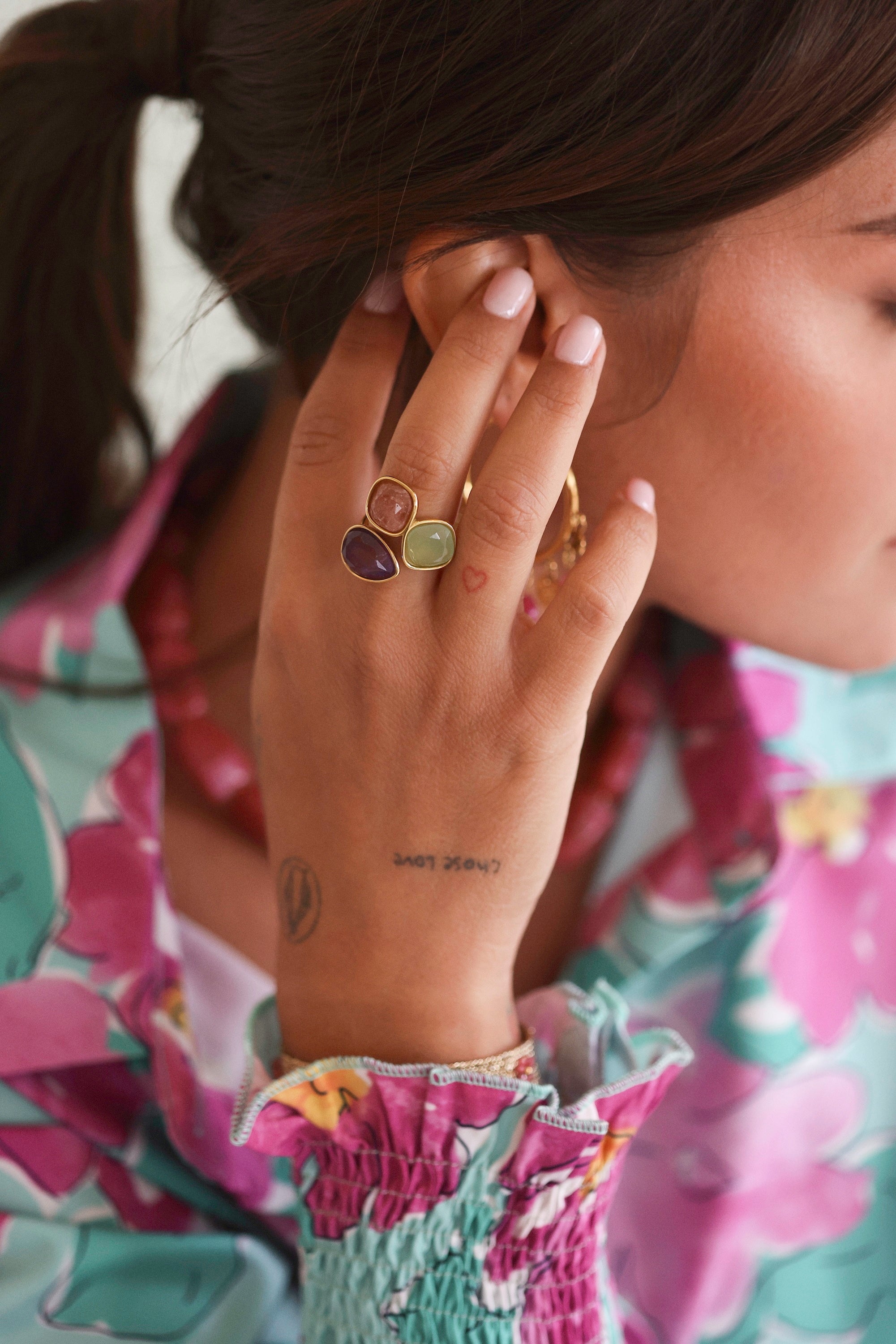 Bague dorée Nolan améthyste portée