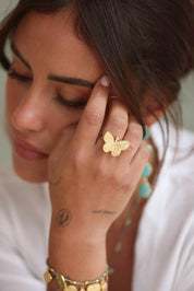 Bague dorée Palma portée