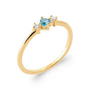 Bague dorée Queena bleu zircons bleu et blanc - Bijou photographié sur fond blanc