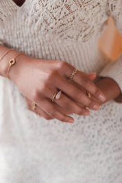 Bague dorée Youri goutte zircons - Bijou porté