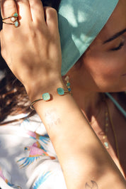 Bague dorée Hallya ajustable ornée de trois pierres - Bijou porté
