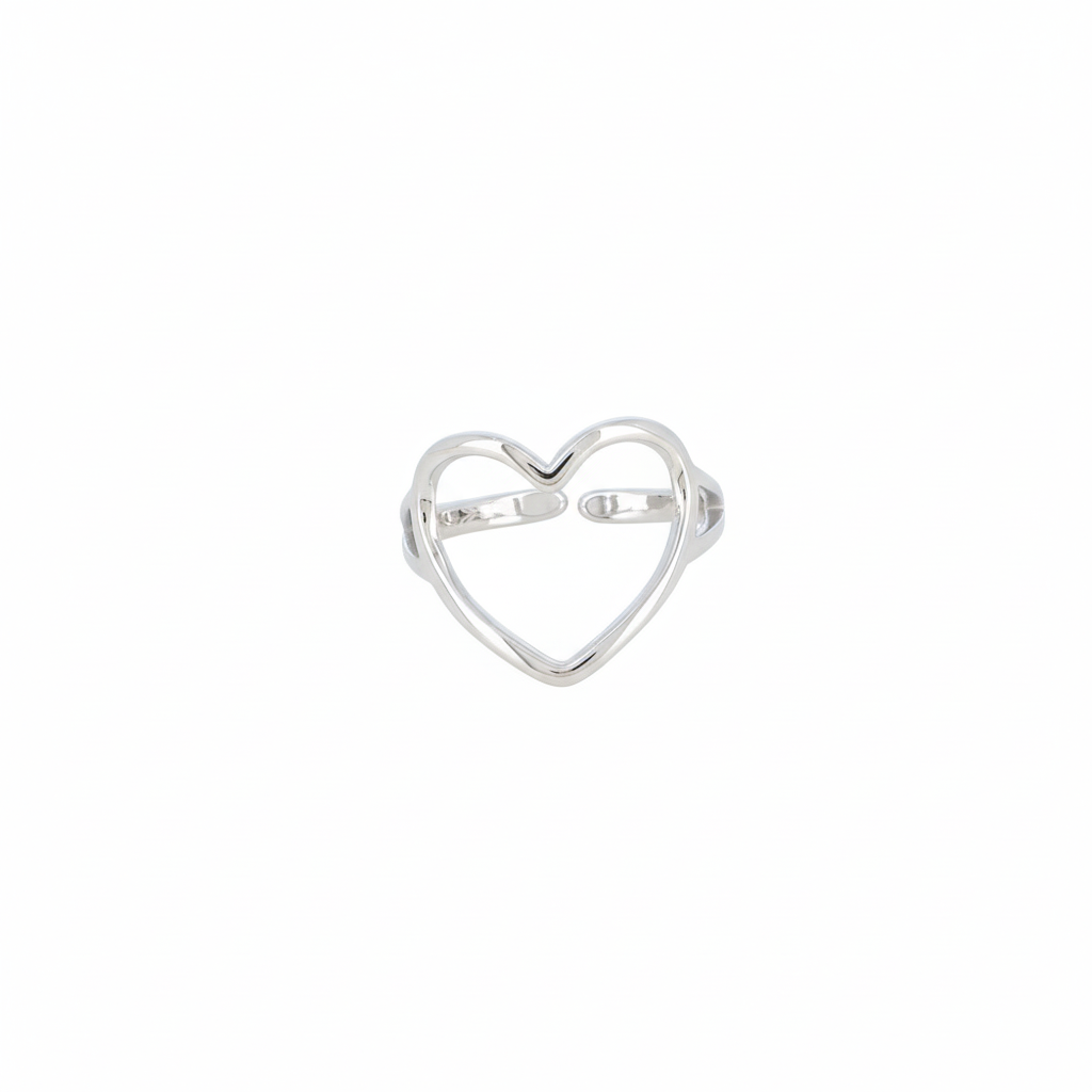 Bague argentée Cupidon en forme de cœur ajouré - Bijou photographié sur fond blanc