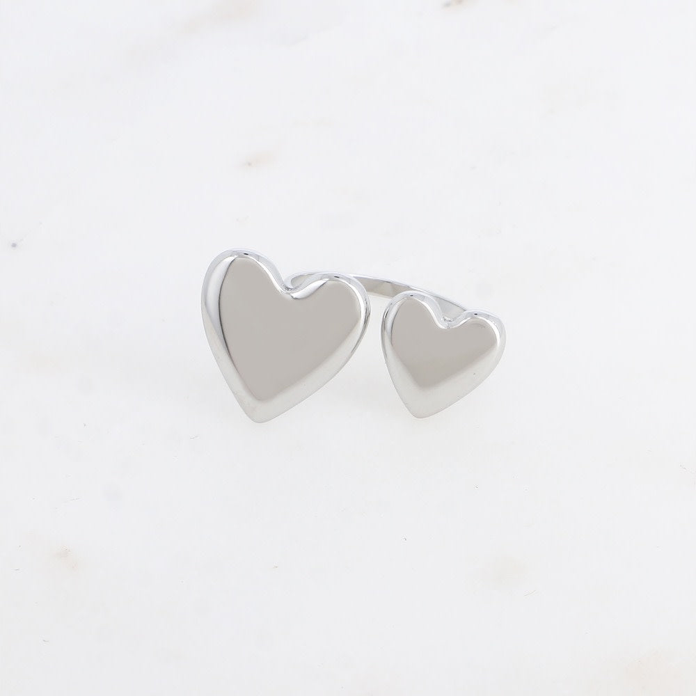  Bague argentée Yuma double cœurs - Bijou photographié sur fond blanc