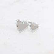  Bague argentée Yuma double cœurs - Bijou photographié sur fond blanc