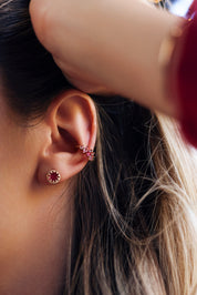 Bague d’oreille dorée Phil rose ornée de zircons roses - Bijou porté