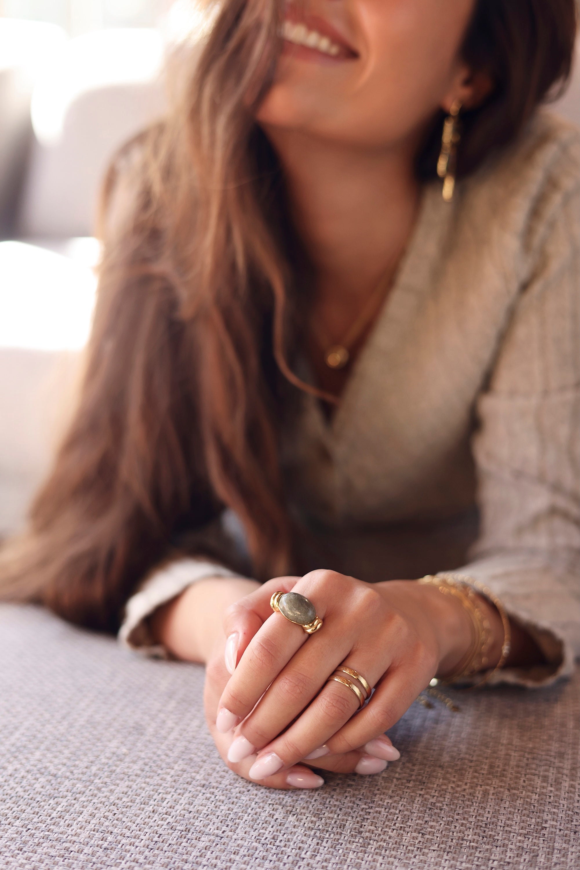 Bague ajustable dorée Dodi labradorite ornée d'une pierre naturelle - Bijou porté