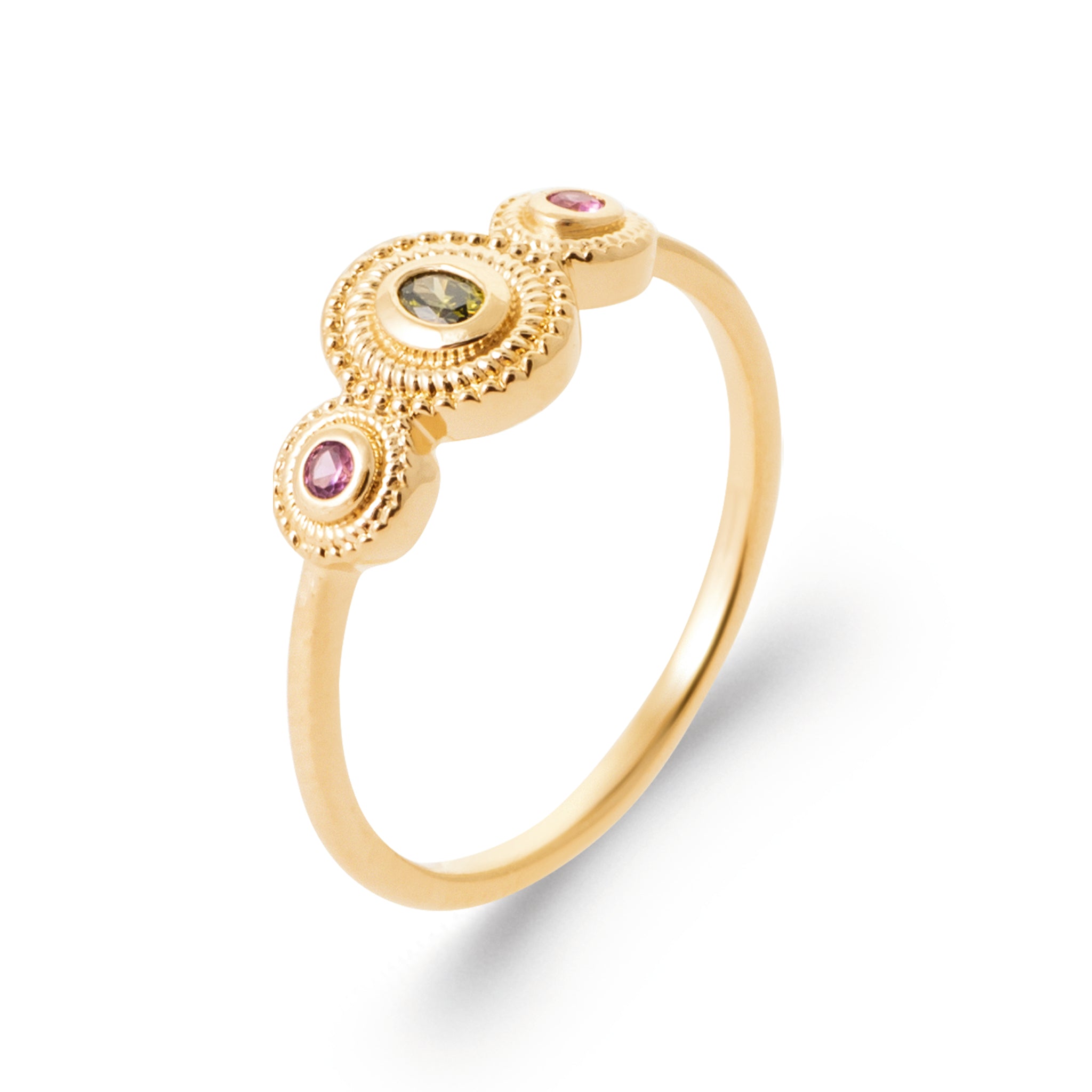 Bague dorée Larissa au motif oriental sertie de zircons - Bijou photographié sur fond blanc