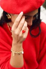 Bague dorée Lenia en forme de cœur rouge - Bijou porté