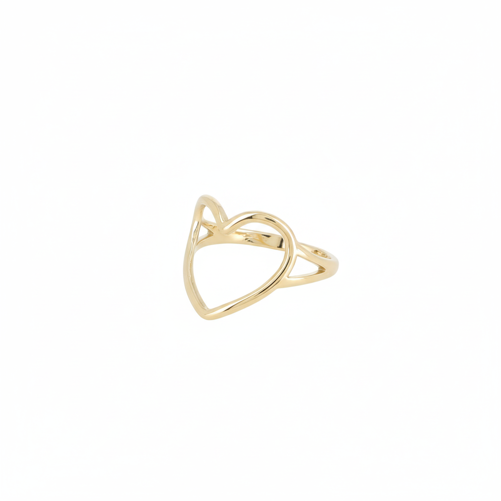 Bague dorée Cupidon en forme de cœur ajouré - Bijou photographié sur fond blanc