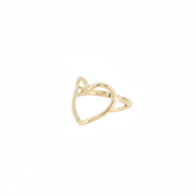 Bague dorée Cupidon en forme de cœur ajouré - Bijou photographié sur fond blanc