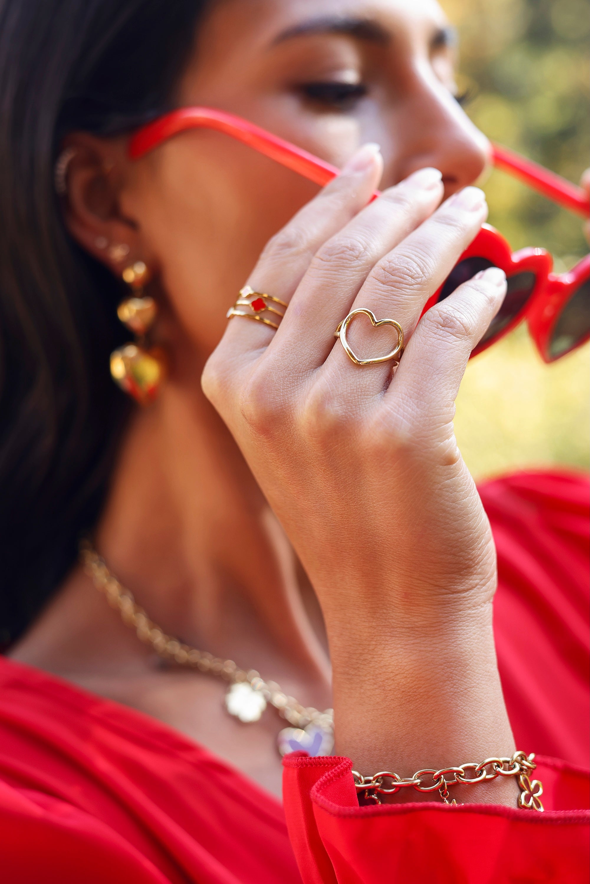 Bague dorée Cupidon en forme de cœur ajouré - Bijou porté