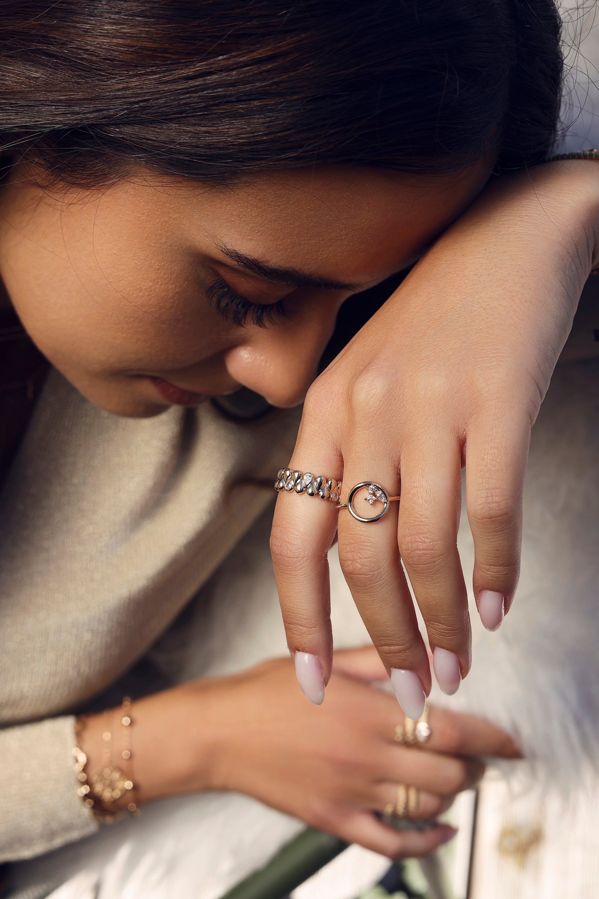 Bague dorée zircons DAYANA - Bijou porté