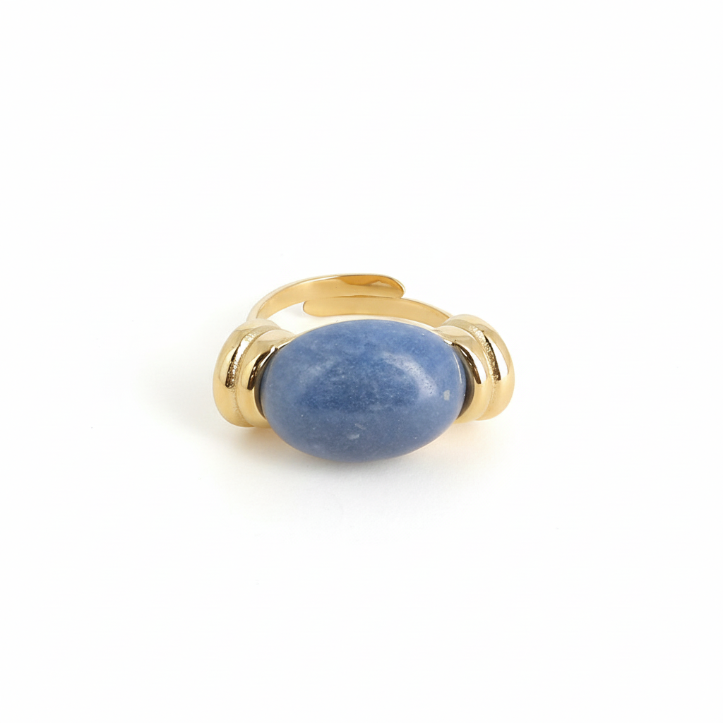 Bague ajustable dorée Dodi aventurine bleue ornée d'une pierre naturelle - Bijou photographié sur fond blanc