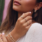 Bague dorée Larissa au motif oriental sertie de zircons - Bijou porté