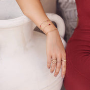 Bague dorée Larissa au motif oriental sertie de zircons - Bijou porté