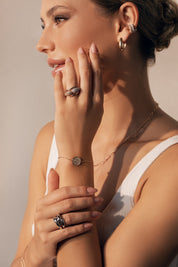 Bague dorée Youri goutte zircons - Bijou porté