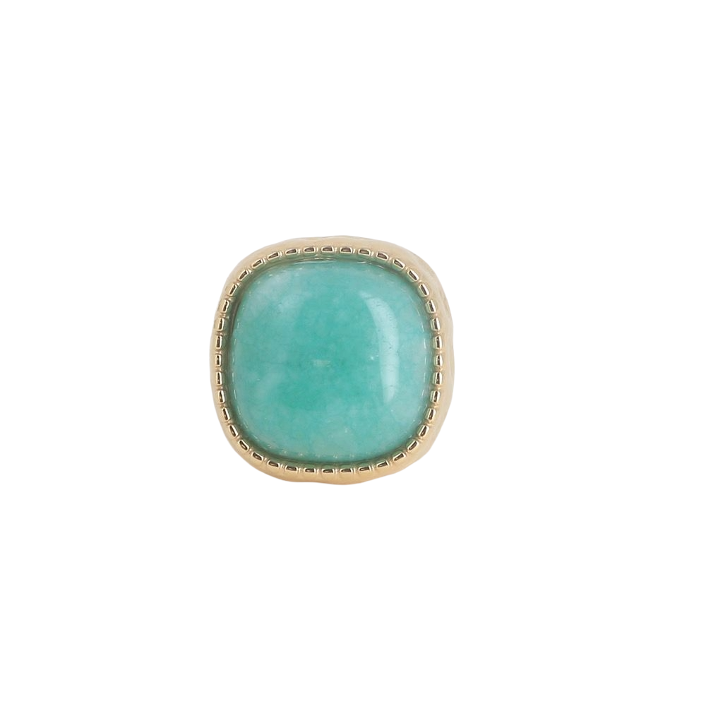 Bague dorée Lylou amazonite ajustable ornée d'une grosse pierre carrée au bords arrondis - Bijou sur fond blanc