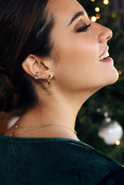 Bague d’oreille dorée Phil vert ornée de zircons et de pierres naturelles - Bijou porté