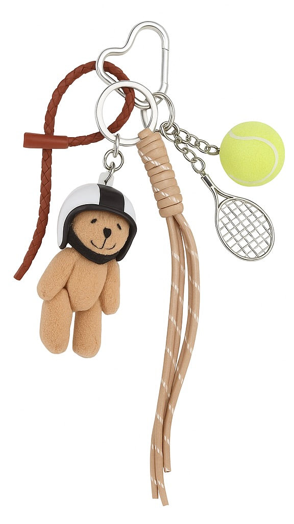 Bijou de sac ourson avec un casque blanc et noir, une balle de tennis et une mini raquette à porter sur un sac ou en porte-clé - Photographié sur fond blanc