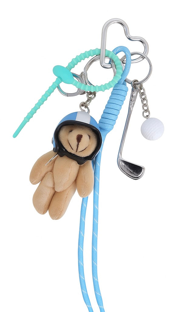 Bijou de sac ourson avec un casque blanc et bleu, une balle de golf et un mini club de golf à porter sur un sac ou en porte-clé - Photographié sur fond blanc