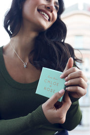 Boîte à bijou Chloé Rose portée dans les mains - Ambiance - Packaging