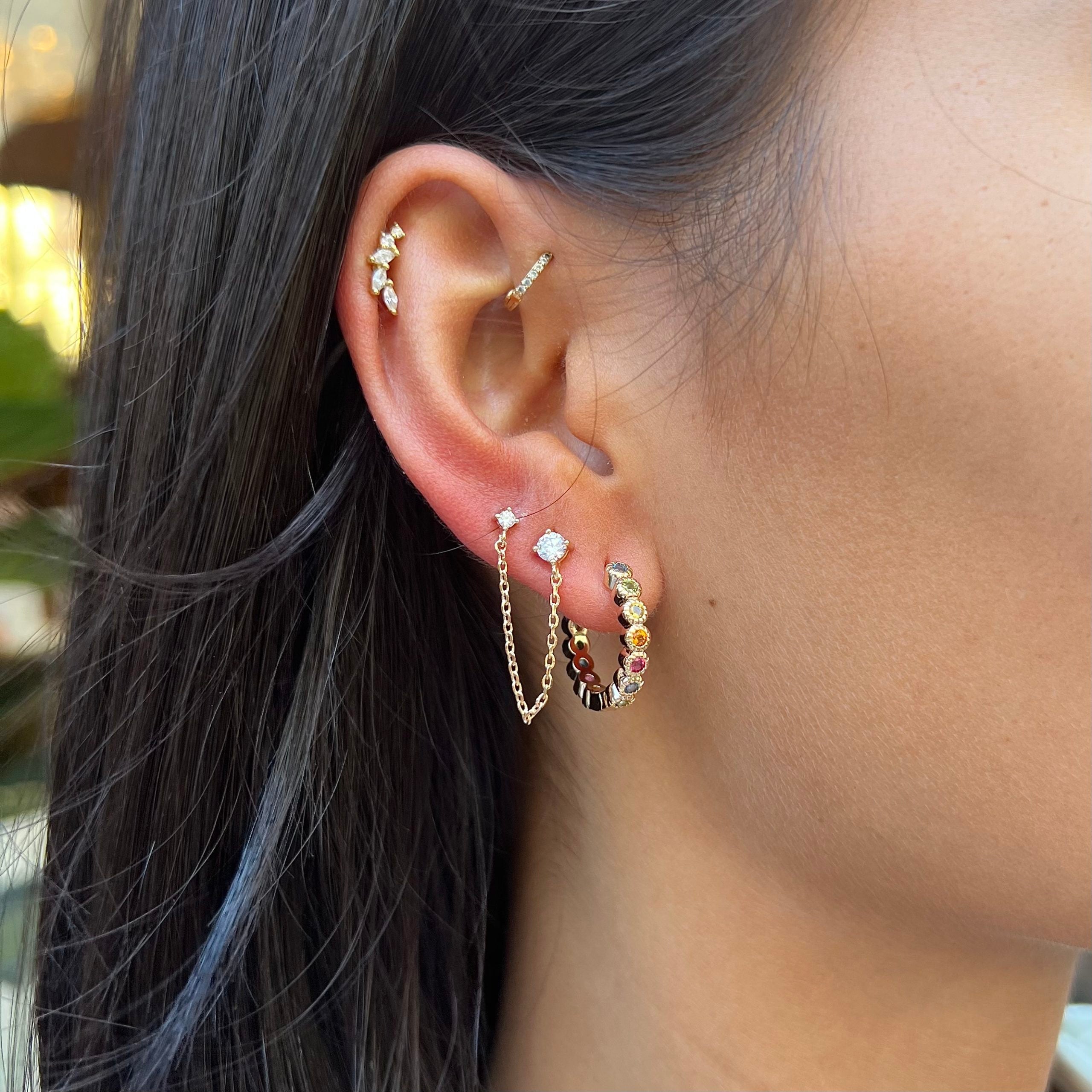 Boucle d'oreille dorée à l'unité Livia blanc avec chaîne et zircons - Bijou porté