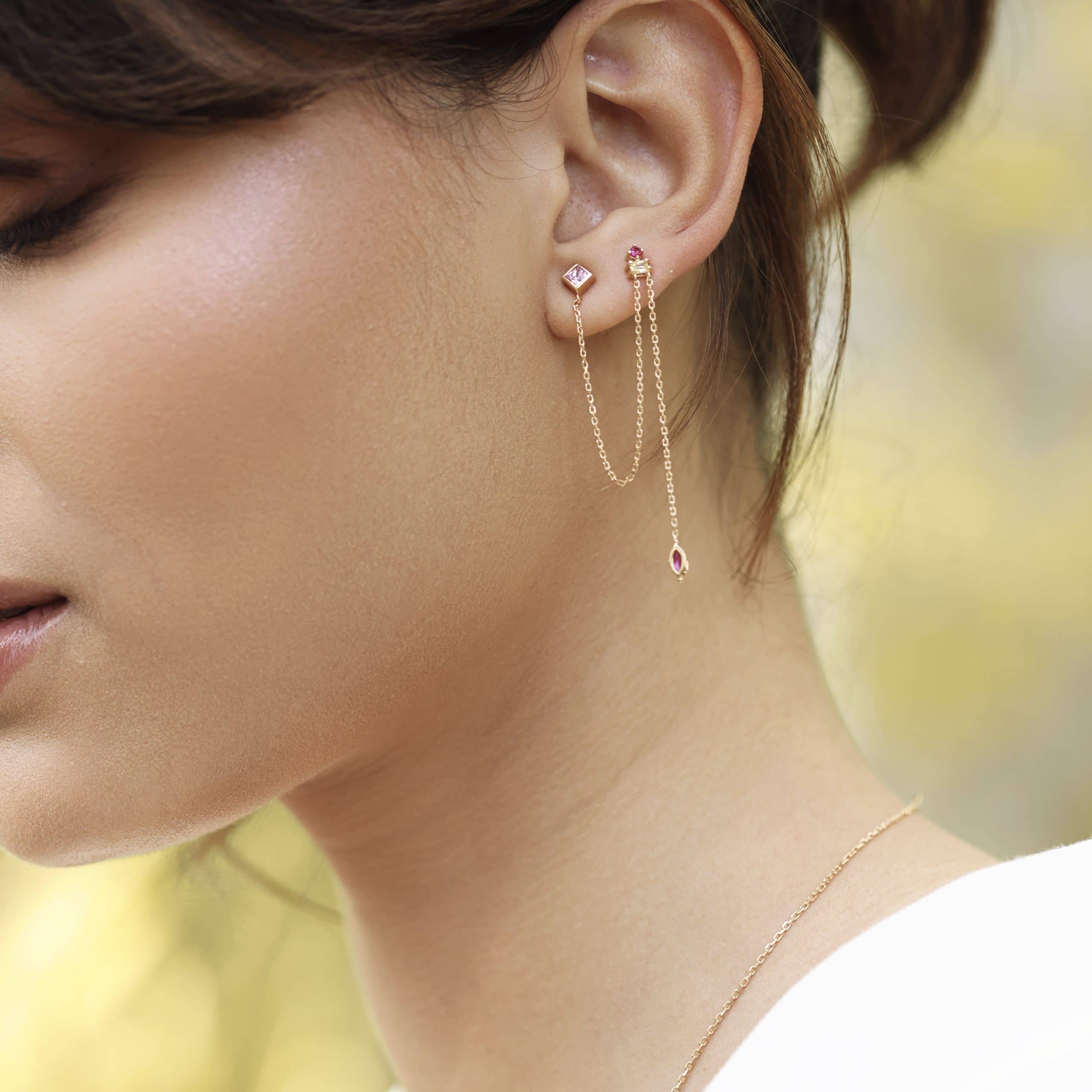 Boucle d'oreille unité Ludivine dorée type mono-boucle avec chaînes pendantes et zircons jaunes et roses - Bijou porté 