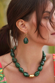 Boucles d'oreilles créoles dorées Kendra vert portées