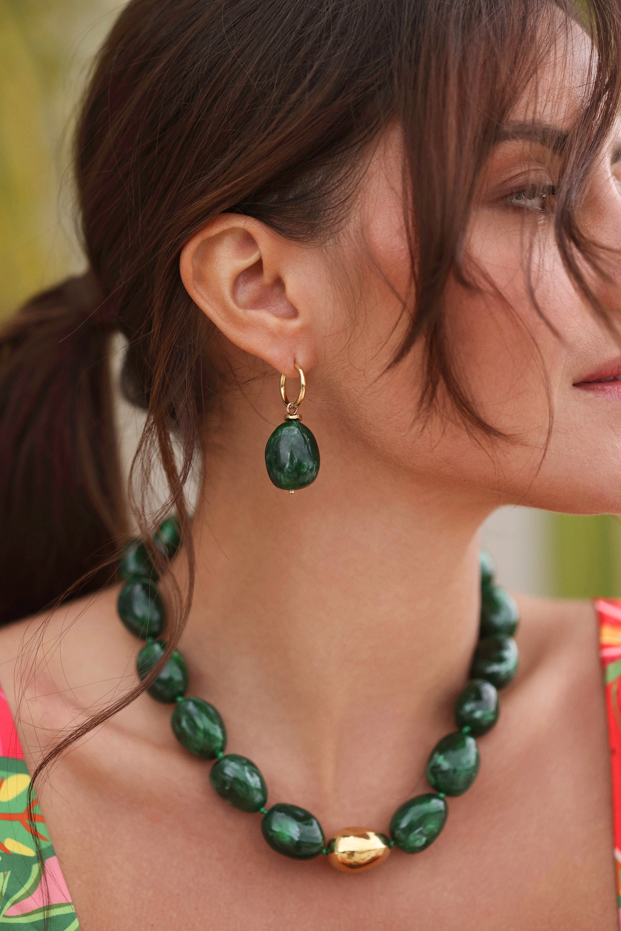 Boucles d'oreilles créoles dorées Kendra vert portées