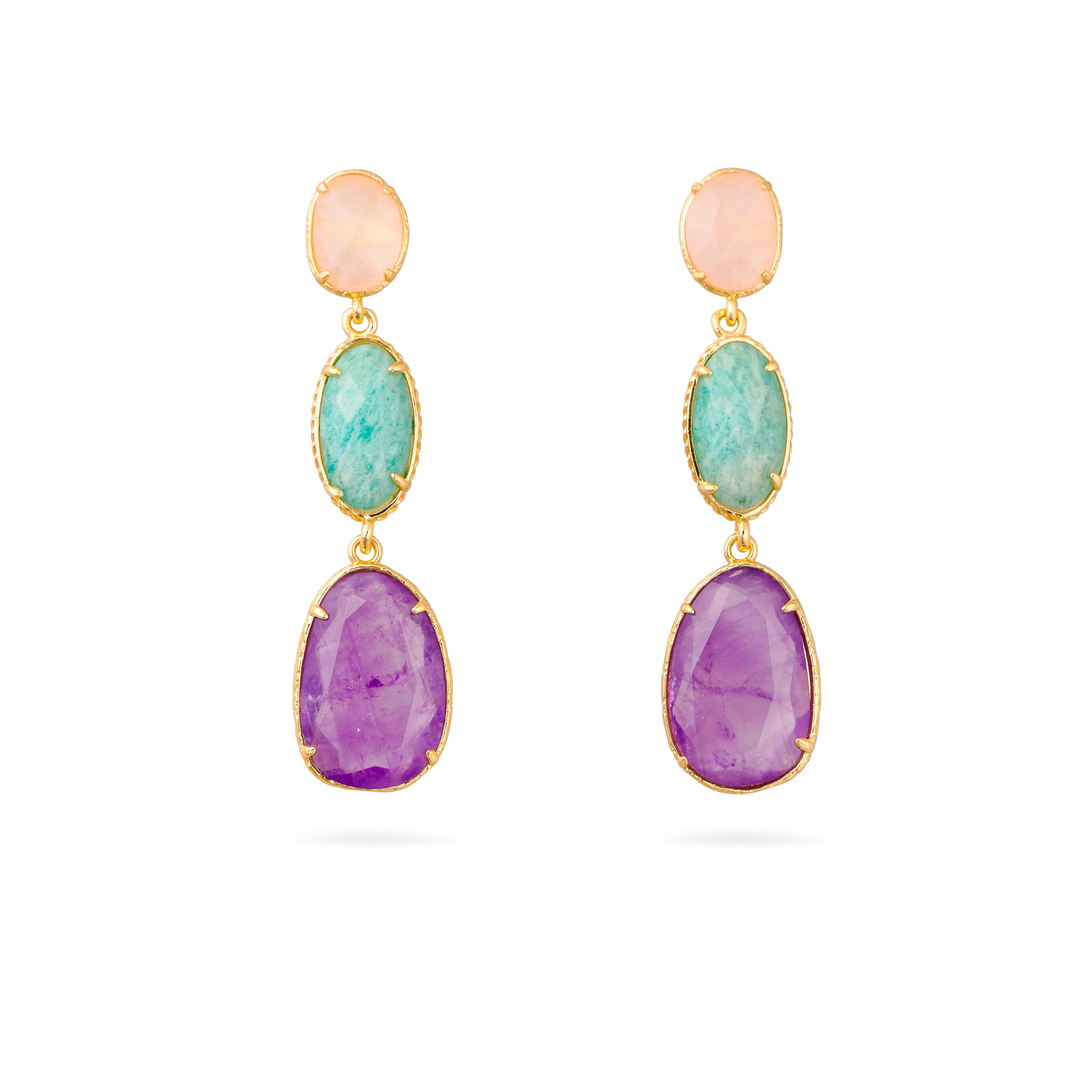 Boucles d'oreilles pendantes dorées Alissandra améthyste - Bijou photographié sur fond blanc