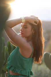 Boucles d'oreilles dorées pendantes Angelina améthyste - Bijou porté