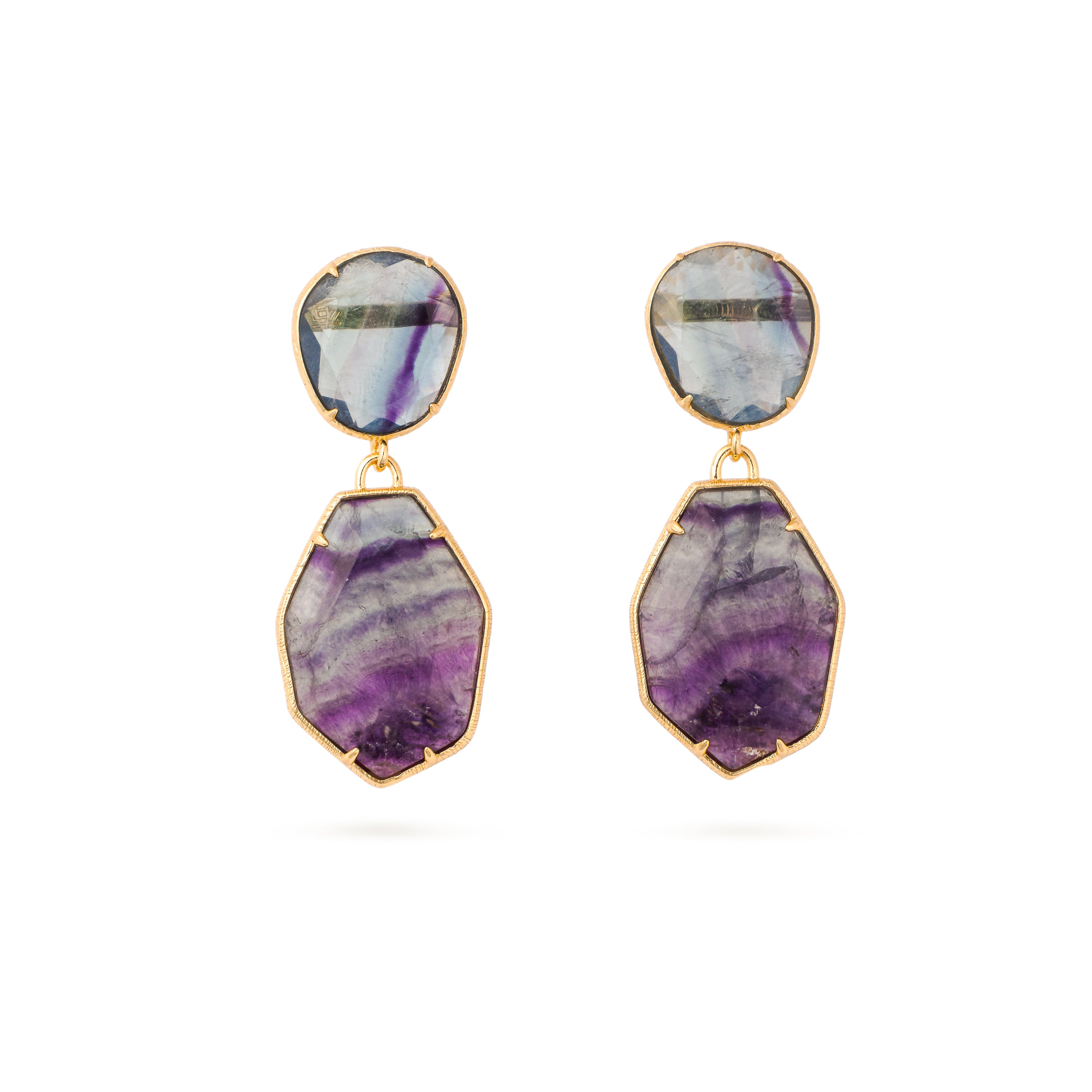 Boucles d'oreilles dorées pendantes Angelina améthyste - Bijou photographié sur fond blanc