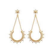 Boucles d'oreilles pendantes dorées Anouka soleil - Bijou photographié sur fond blanc