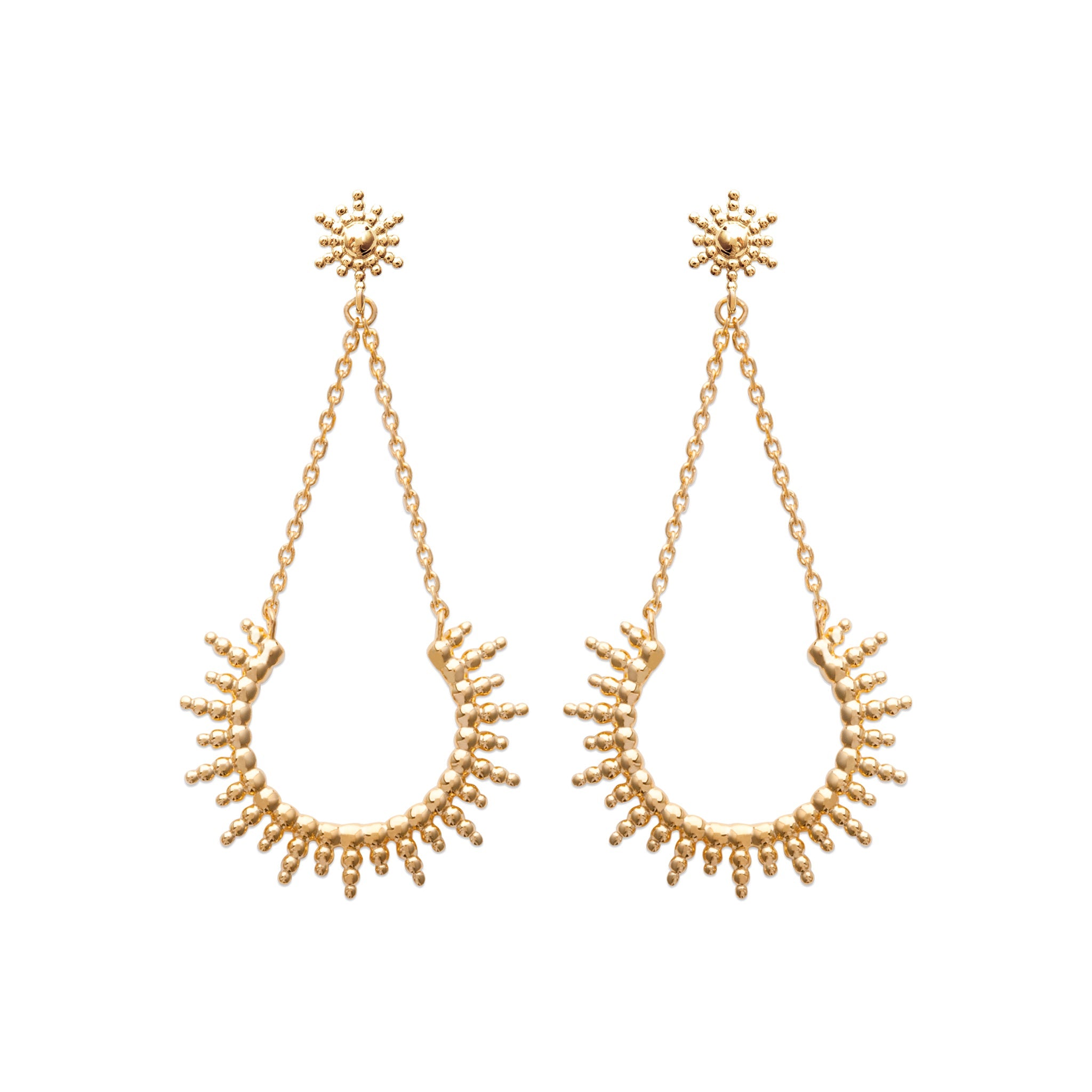 Boucles d'oreilles pendantes dorées Anouka soleil - Bijou photographié sur fond blanc