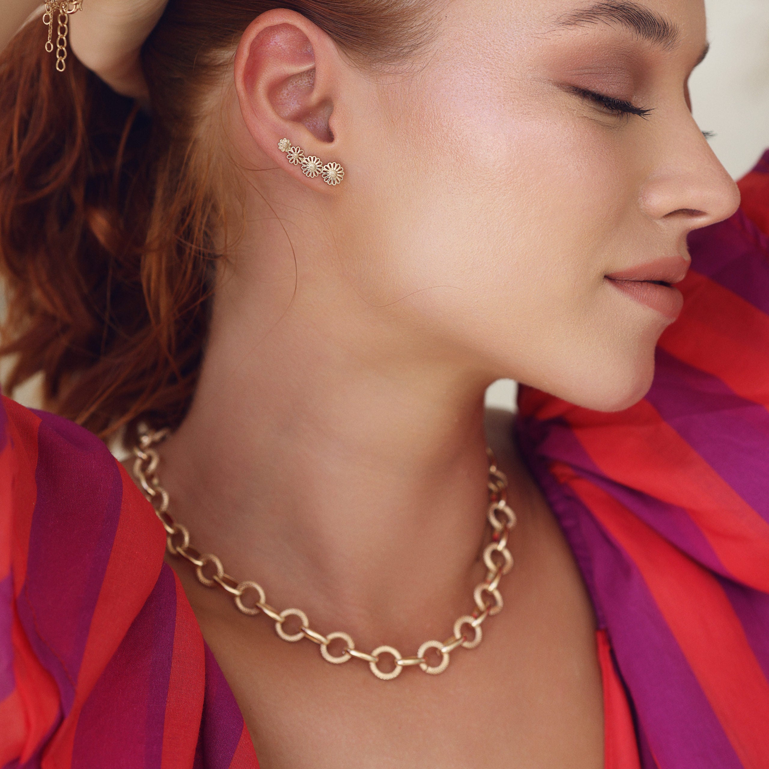 Boucles d'oreilles barrettes Enola dorées - Bijou porté