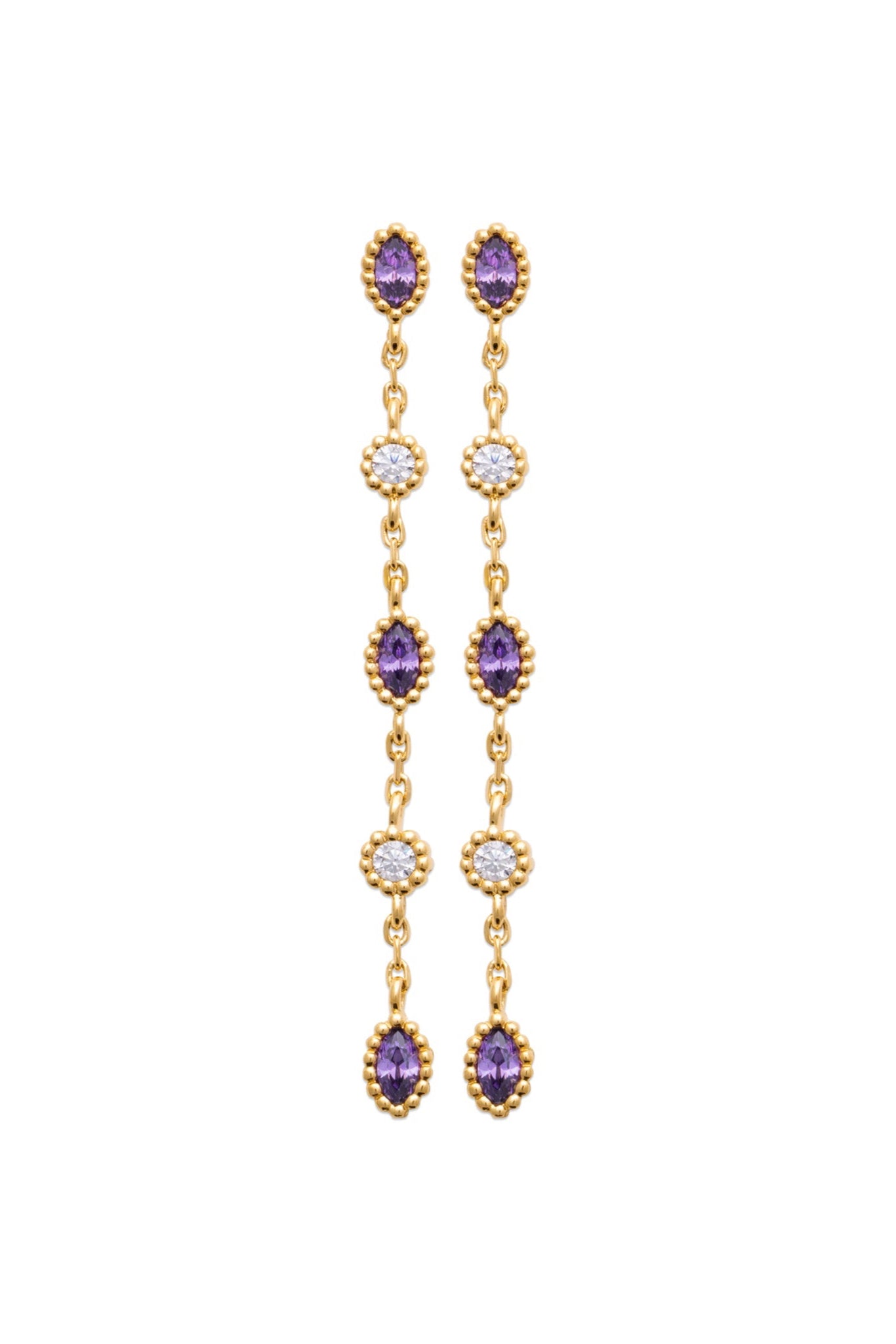 Boucles d'oreilles pendantes dorées Calima avec zircons violet et blanc - Bijou photographié sur fond blanc