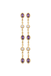 Boucles d'oreilles pendantes dorées Calima avec zircons violet et blanc - Bijou photographié sur fond blanc