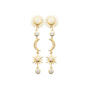 Boucles d'oreilles pendantes étoiles, lune et soleil - Bijou photographié sur fond blanc