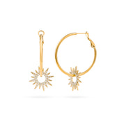 Créoles dorées Maïna avec pendentif soleil - Bijou photographié sur fond blanc