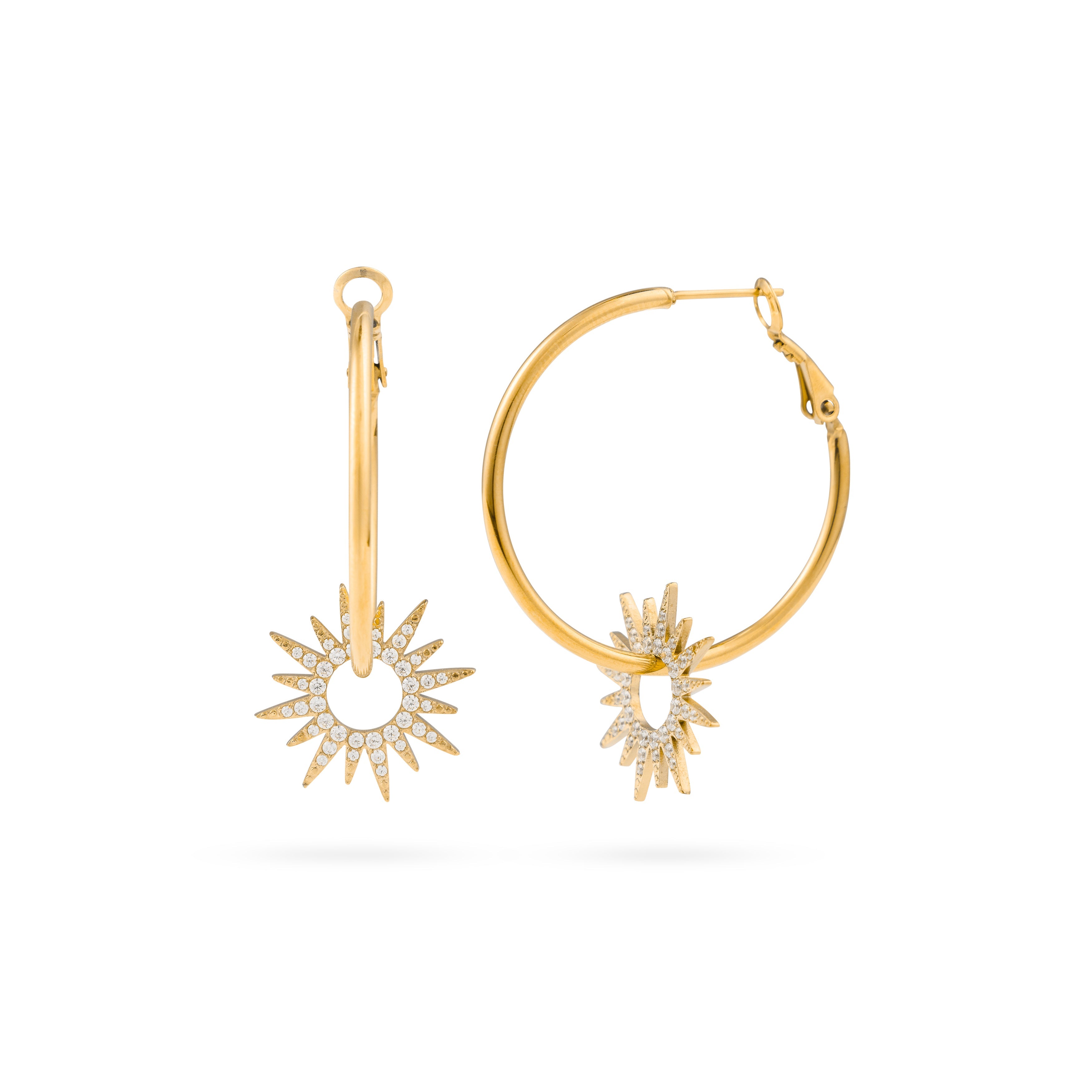 Créoles dorées Maïna avec pendentif soleil - Bijou photographié sur fond blanc
