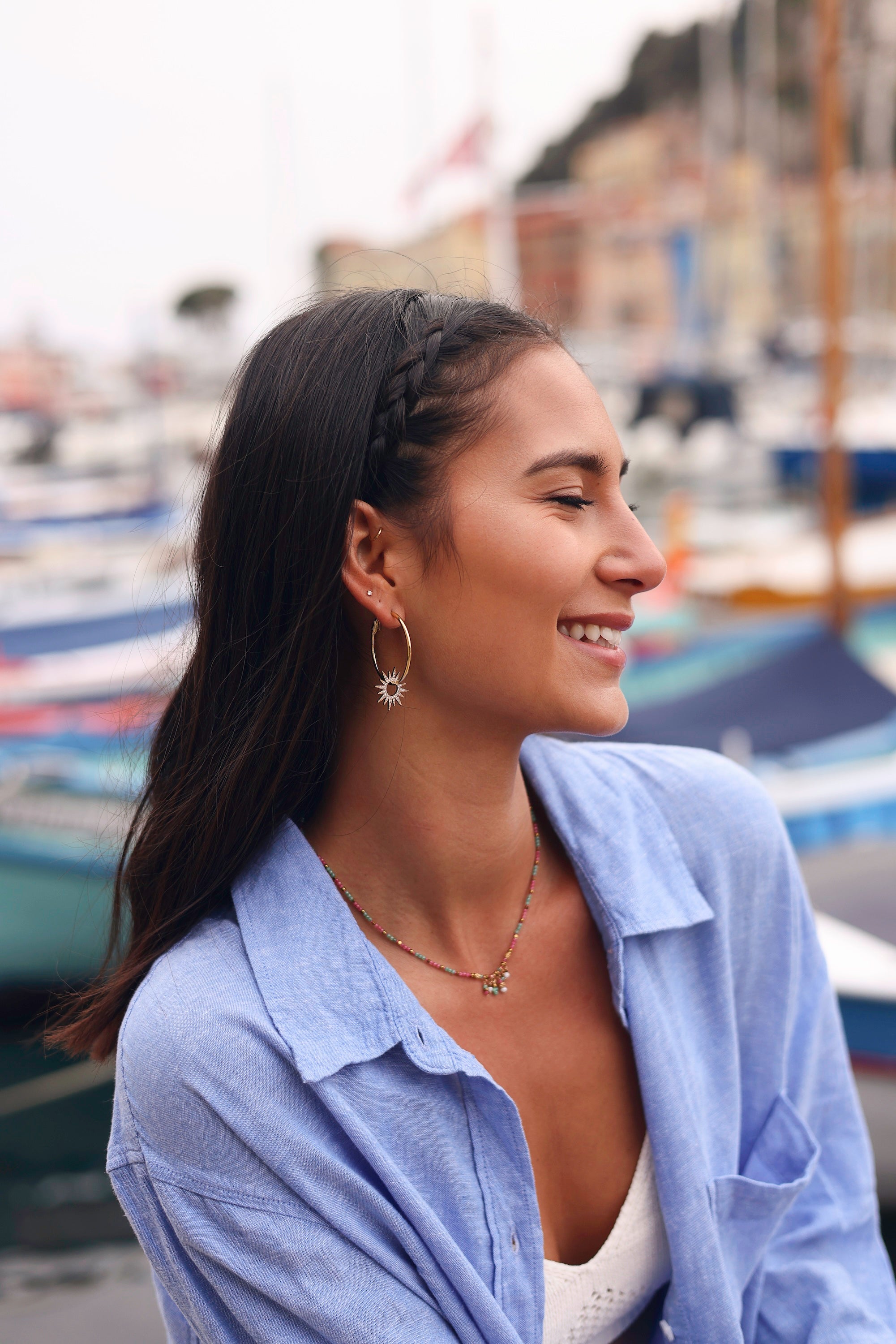 Créoles dorées Maïna avec pendentif soleil - Bijou porté