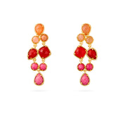 Boucles d'oreilles pendantes dorées Cristiana empierrées - Bijou photographié sur fond blanc
