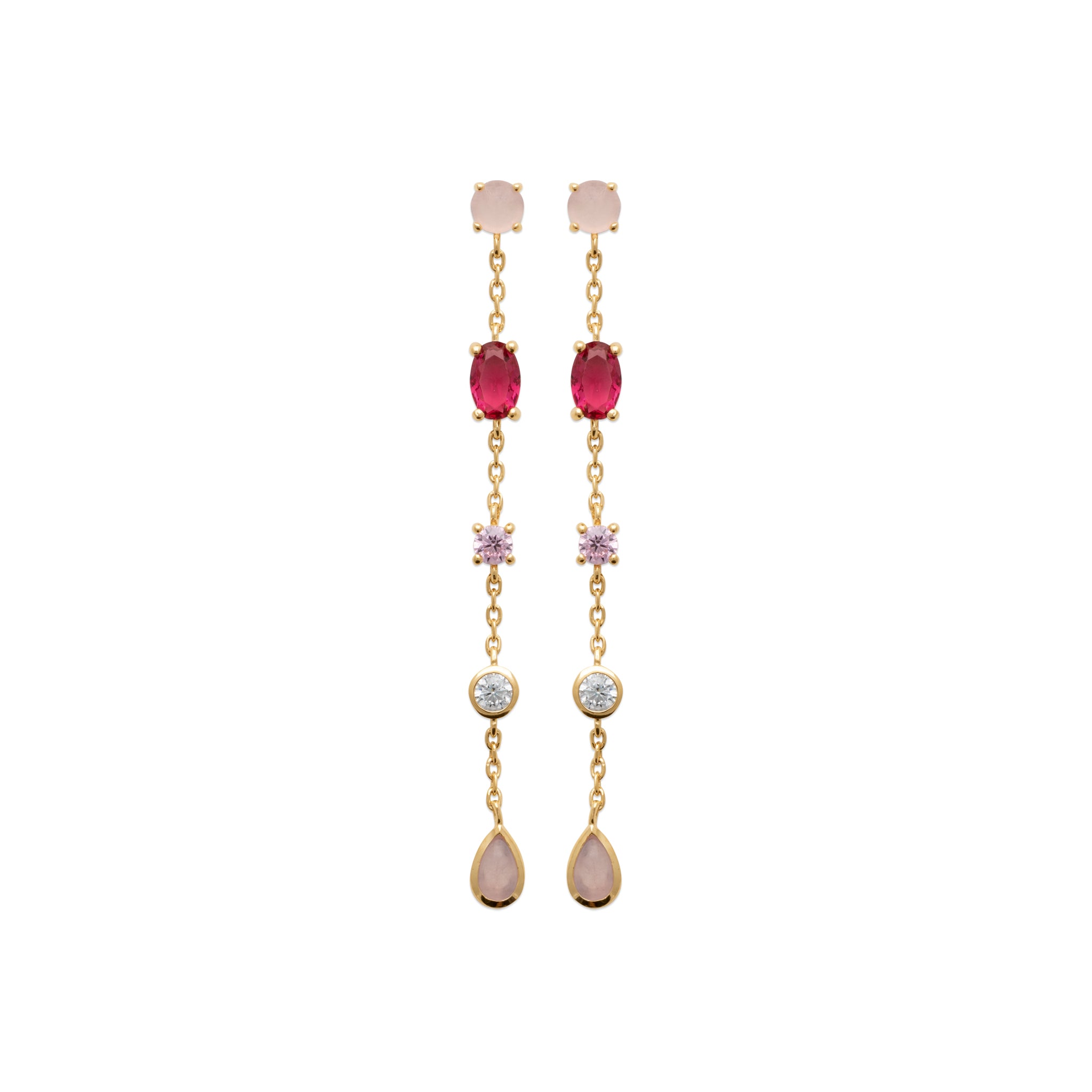 Boucles d'oreilles pendantes dorées Dalia rose avec zircons et quartz rose - Bijou photographié sur fond blanc
