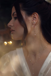 Boucles d'oreilles pendantes dorées Dalia rose avec zircons et quartz rose - Bijou porté