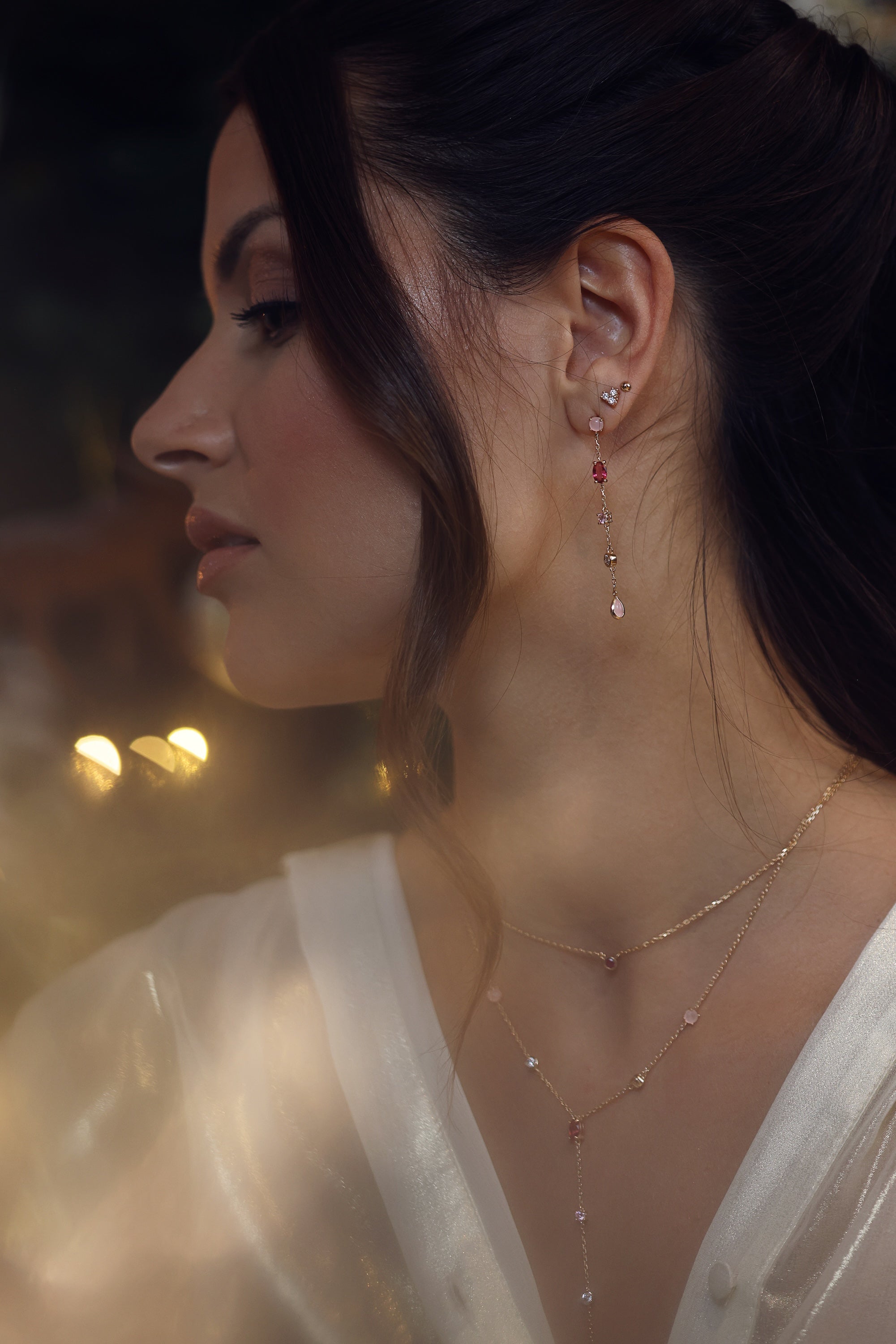 Boucles d'oreilles pendantes dorées Dalia rose avec zircons et quartz rose - Bijou porté