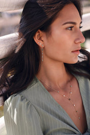 Boucles d'oreilles pendantes Dalia vert zircons et aventurine - Bijou porté