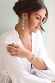 Boucles d'oreilles pendantes Daryna amazonite portées