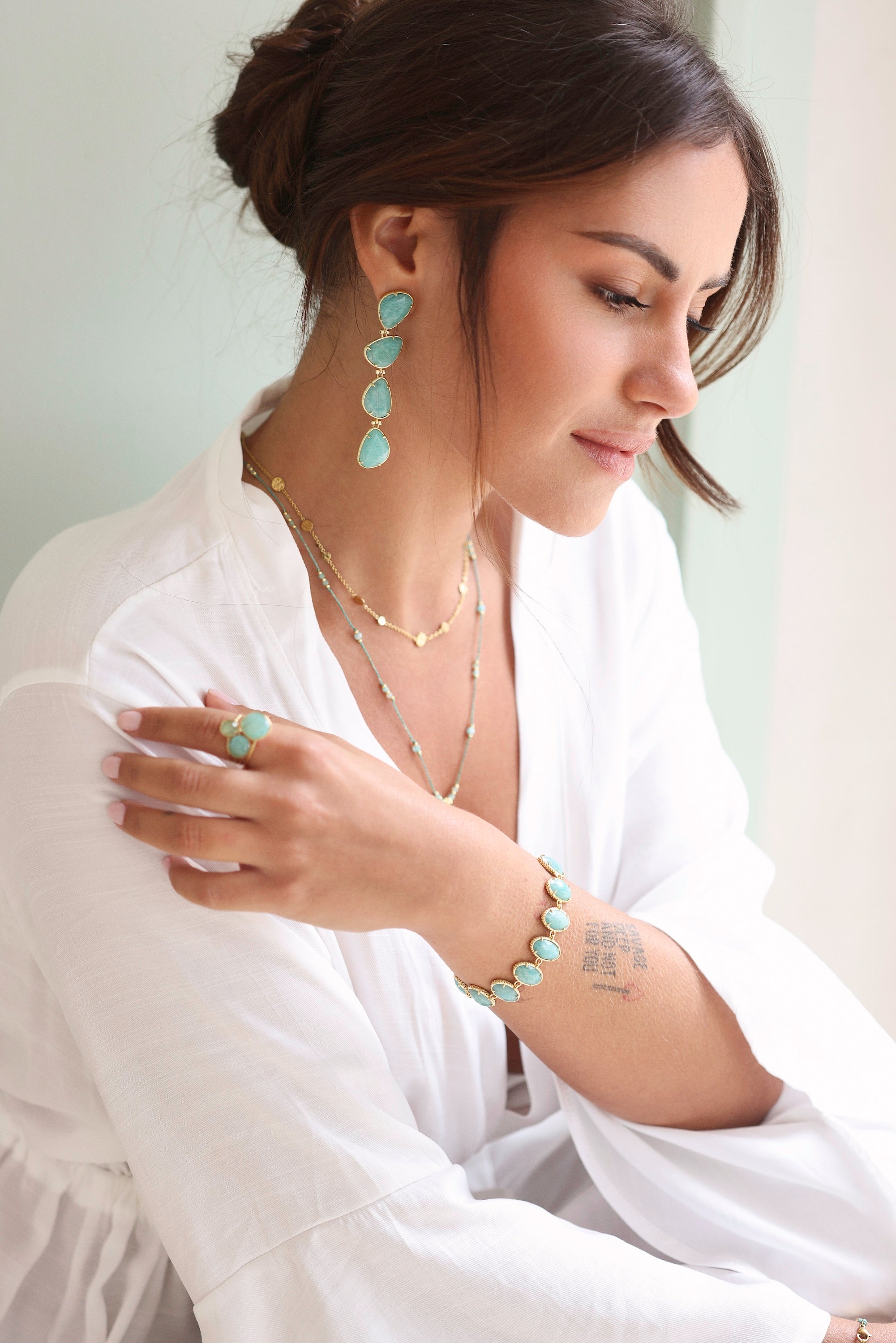 Boucles d'oreilles pendantes Daryna amazonite portées