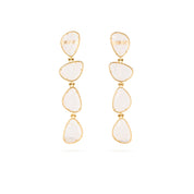 Boucles d'oreilles pendantes dorées Daryna en quartz blanc - Bijou photographié sur fond blanc